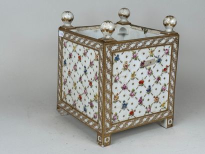 Important cache-pot en porcelaine polychrome...