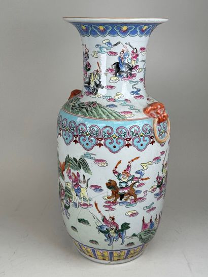 CHINE, fin XIXe - début XXe. 
Vase en porcelaine...