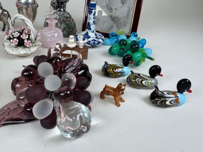 Important lot d'objets de vitrine en verre,...
