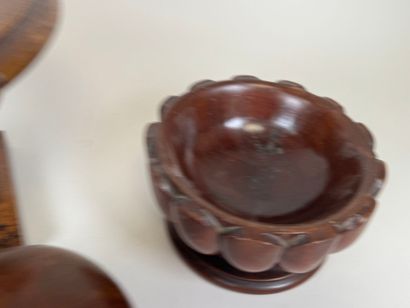 Grande coupe sur piédouche en bois tourné.
H....