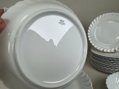 HAVILAND.
Partie de service de table en porcelaine...