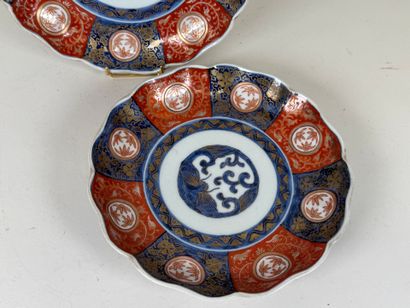 Style IMARI, JAPON, XXe.
Paire d'assiettes...