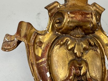 Élément en plâtre sculpté et doré à décor...