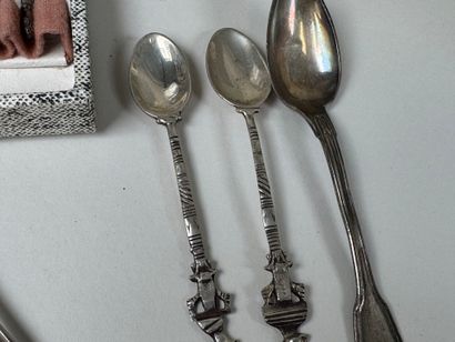 Suite de douze petites cuillères en métal...