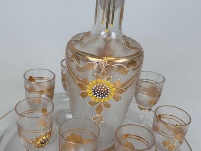 Service à liqueur en verre émaillé décoré...