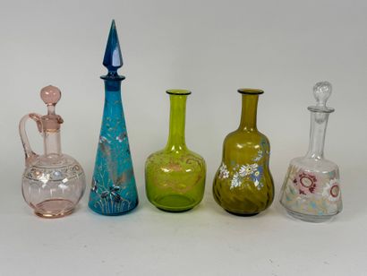 Carafes ou carafons en verre coloré à décor...