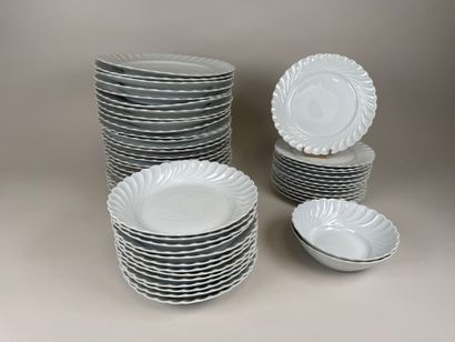 HAVILAND.
Partie de service de table en porcelaine...