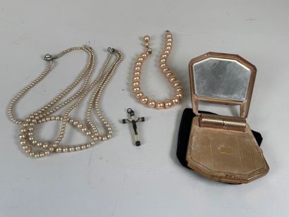 Lot de bijoux fantaisie comprenant un sautoir...