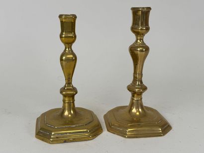 Deux flambeaux en bronze, la base octogonale.
XXe.
H....