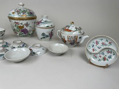 Service à thé en porcelaine comprenant une...
