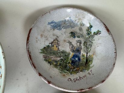 Cinq plats ou assiettes en faïence polychrome...