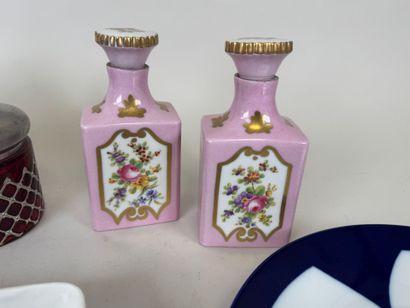 Lot comprenant :
- trois pots couverts en...