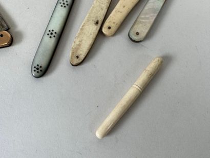 Cinq petits couteaux de poche en nacre ou...