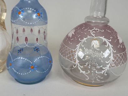 Cinq carafons ou carafes en verre à décor...