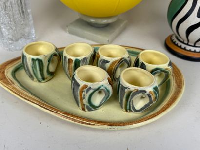 Lot comprenant :
- un vase en verre de forme...