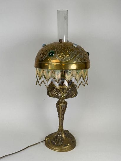 Lampe en bronze doré et ciselé à décor feuillagé,...