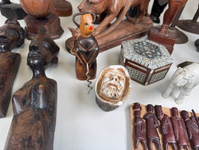 Importante collection de personnages en bois...