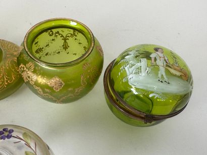 11 pièces dont vases, bonbonnière, flacons,...