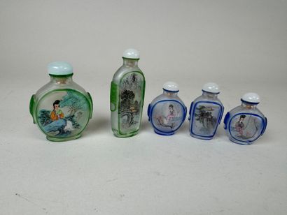 ASIE, XXe.
Cinq petites tabatières en verre...
