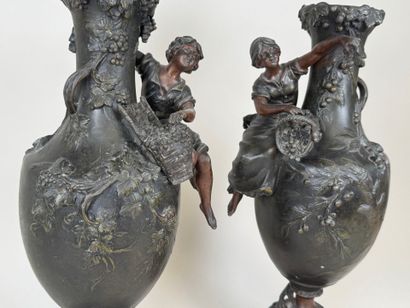 F. MOREAU, d'après.
Paire de vases en régule...