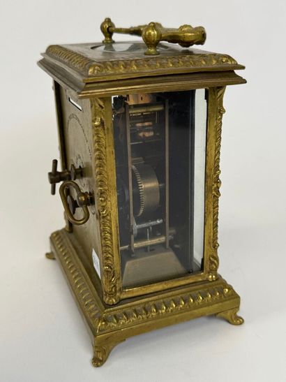 Pendule de voyage en bronze et laiton, le...