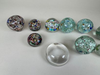 Collection de 10 boules ou presse-papiers...