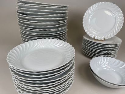 HAVILAND.
Partie de service de table en porcelaine...
