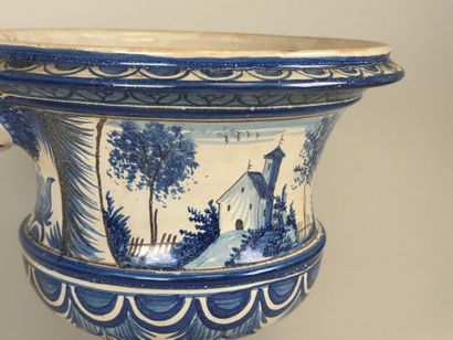 NEVERS, early 20th century.
Glazed earthenware...