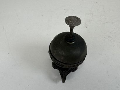 Small table bell in patinated metal.
H. 12...