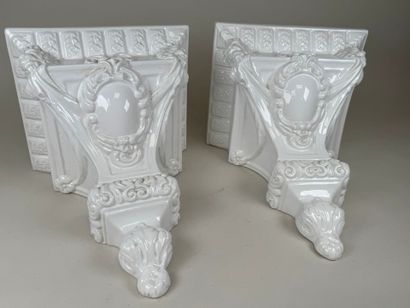 Paire de consoles en céramique blanche à...