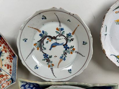 Earthenware and porcelain lot comprising:...