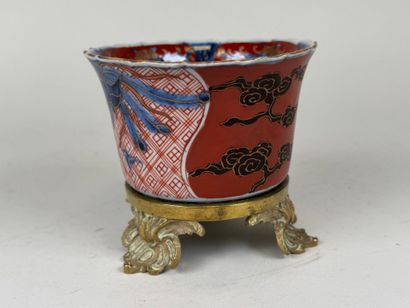ASIE, XXe.
Petit cache-pot en porcelaine...