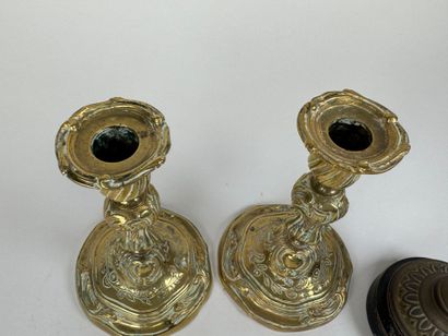 Paire de petits flambeaux en bronze doré...