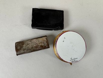 Set of three small boxes:
- one porcelain,...