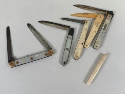 Cinq petits couteaux de poche en nacre ou...