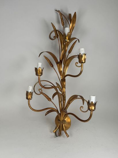 Grande applique en métal doré à cinq lumières...