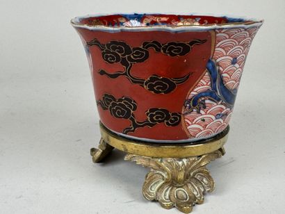 ASIE, XXe.
Petit cache-pot en porcelaine...
