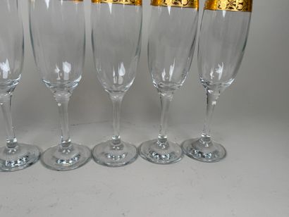 Suite de 6 flûtes à champagne en verre à...