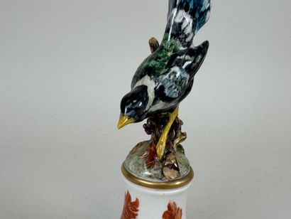École, XXe.
Oiseau branché.
Sujet en porcelaine...