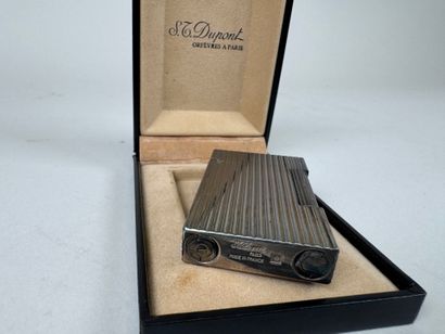 S.T. DUPONT in Paris.
Silver-plated lighter...