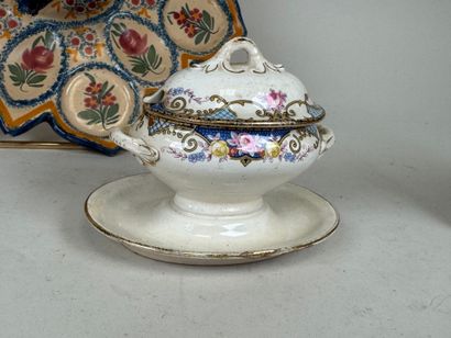 Lot comprising: - HENRIOT QUIMPER: polychrome...