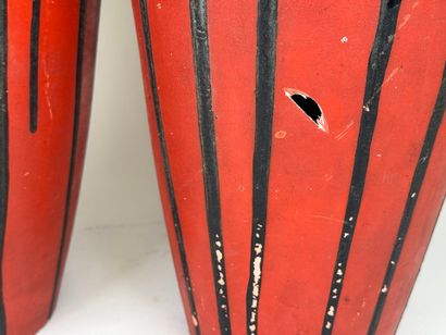 Grande paire de vases en céramique sur fond...