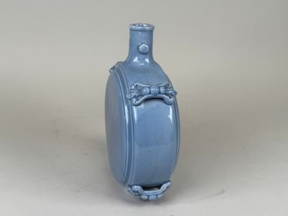ASIE, XXe.
Gourde en faïence sur fond bleu...