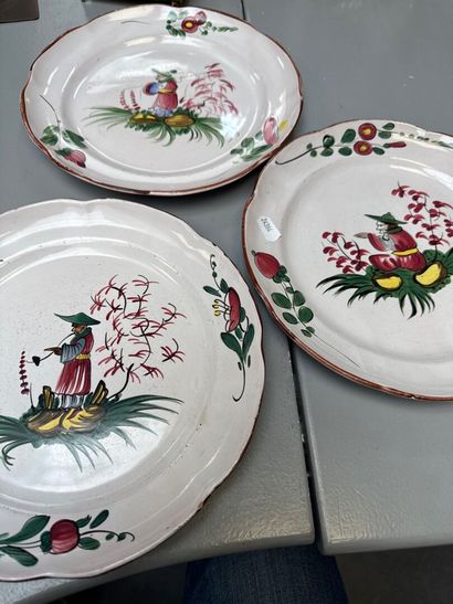 H.B. QUIMPER.
Deux plats de service, 3 assiettes...