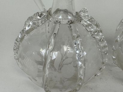 Deux bouteilles en verre soufflé à décor...