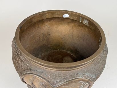 JAPON, vers 1900. 
Cache-pot en bronze à...