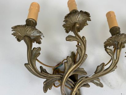 Paire d'appliques en bronze patiné à trois...