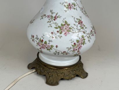 Grande lampe à pétrole en porcelaine polychrome...