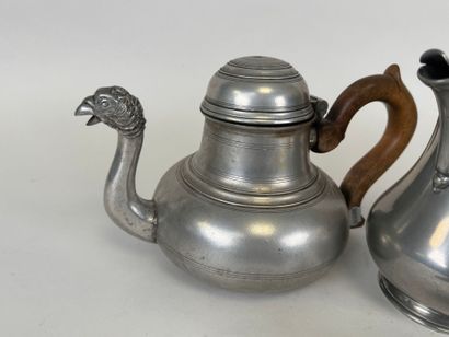 Ensemble de quatre pièces de forme en étain...