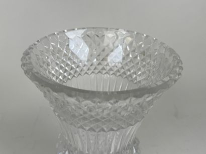 Vase cornet en cristal à décor de pointes...